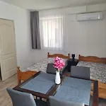 Nikolett Apartment *
